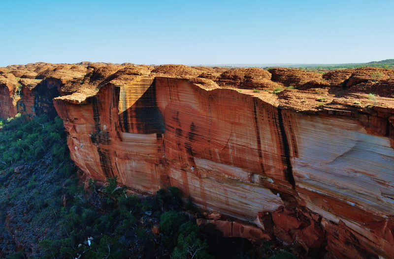 Kings Canyon - pionowe _ciany kanionu maj_ ponad 100 m wysoko_ci W czerwonym sercu Australii
