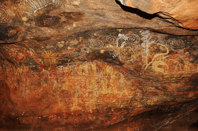 Uluru - aboryge_skie rysunki w jednej z grot W czerwonym sercu Australii